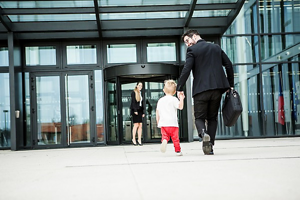 포토 JPG 주간 전신 서양인 외국인 응시 여자 남자 어린이 40대 서류가방 회사 비즈니스 미소 사람 빌딩 20대 성인 야외 옆모습 뒷모습 세명 비즈니스라이프 걷기 육아 직장인 비즈니스맨 비즈니스우먼 체코 회전문 국내포토 자연요소 직업 라이프스타일 시선 유럽 뷰포인트 중년 가방 모션 표정 인종 청년 건물 문 파일형식