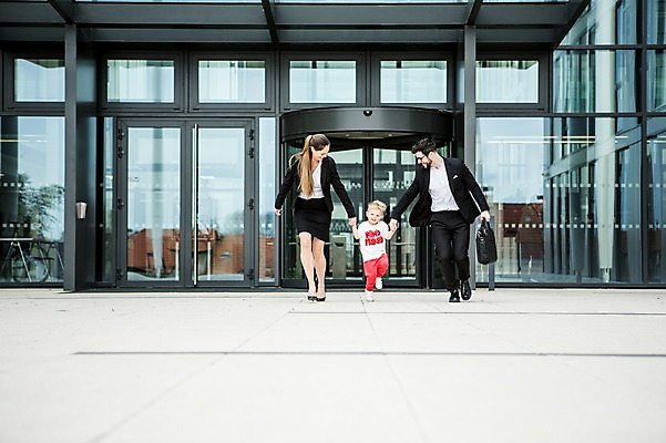 포토 JPG 주간 전신 서양인 외국인 응시 여자 남자 어린이 40대 서류가방 회사 비즈니스 가족 직장 미소 사람 정장 빌딩 20대 성인 야외 앞모습 세명 비즈니스라이프 걷기 손잡기 육아 직장인 비즈니스맨 비즈니스우먼 체코 워킹맘 회전문 국내포토 자연요소 직업 라이프스타일 시선 옷 유럽 뷰포인트 중년 가방 관계 모션 엄마 표정 인종 청년 건물 문 파일형식