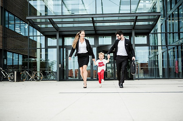 포토 JPG 주간 전신 서양인 외국인 여자 남자 어린이 40대 서류가방 회사 비즈니스 가족 사람 정장 20대 성인 야외 앞모습 세명 비즈니스라이프 달리기 걷기 손잡기 육아 직장인 비즈니스맨 비즈니스우먼 체코 워킹맘 국내포토 자연요소 직업 라이프스타일 옷 유럽 뷰포인트 중년 가방 관계 모션 엄마 인종 청년 파일형식