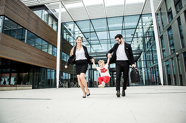 포토 JPG 주간 전신 서양인 외국인 여자 남자 어린이 서류가방 회사 비즈니스 가족 사람 정장 성인 야외 앞모습 세명 비즈니스라이프 손잡기 점프 육아 직장인 비즈니스맨 비즈니스우먼 즐거움 체코 워킹맘 국내포토 자연요소 직업 라이프스타일 옷 감정 유럽 뷰포인트 가방 관계 모션 엄마 인종 파일형식