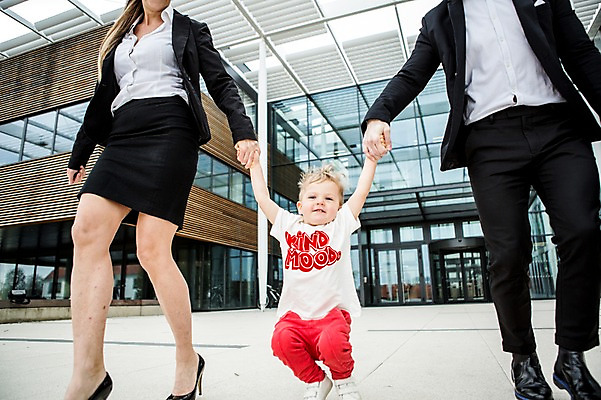 포토 JPG 주간 전신 서양인 외국인 여자 남자 어린이 40대 회사 비즈니스 가족 직장 사람 빌딩 20대 성인 야외 앞모습 세명 비즈니스라이프 걷기 손잡기 점프 하반신 업무 직장인 비즈니스맨 비즈니스우먼 즐거움 체코 워킹맘 국내포토 자연요소 직업 라이프스타일 감정 유럽 뷰포인트 중년 관계 모션 엄마 인종 청년 건물 작업 파일형식