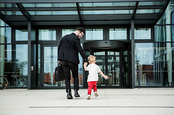 포토 JPG 주간 전신 서양인 외국인 응시 남자 어린이 회사 비즈니스 미소 사람 정장 빌딩 20대 성인 야외 두명 뒷모습 비즈니스라이프 달리기 손잡기 육아 직장인 비즈니스맨 체코 회전문 국내포토 자연요소 직업 라이프스타일 시선 옷 유럽 뷰포인트 모션 표정 인종 청년 건물 문 파일형식