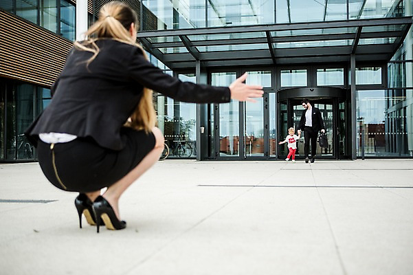 포토 JPG 주간 전신 서양인 외국인 여자 남자 어린이 40대 회사 비즈니스 가족 팔벌리기 직장 사람 앉기 정장 빌딩 20대 성인 야외 앞모습 뒷모습 세명 비즈니스라이프 손잡기 육아 직장인 비즈니스맨 비즈니스우먼 기다림 체코 워킹맘 국내포토 자연요소 직업 라이프스타일 옷 유럽 뷰포인트 중년 관계 모션 엄마 인종 청년 건물 파일형식