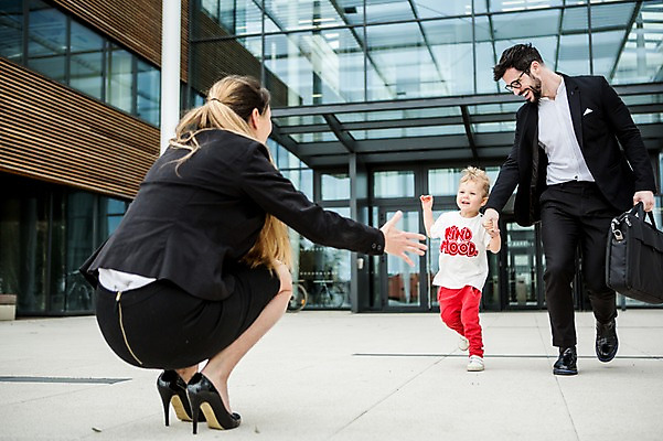 포토 JPG 주간 전신 서양인 외국인 여자 남자 어린이 40대 서류가방 회사 비즈니스 가족 팔벌리기 직장 사랑 사람 빌딩 20대 성인 야외 앞모습 뒷모습 세명 비즈니스라이프 달리기 손잡기 육아 직장인 비즈니스맨 비즈니스우먼 체코 워킹맘 반가움 국내포토 자연요소 직업 라이프스타일 감정 유럽 뷰포인트 중년 가방 관계 모션 엄마 인종 청년 건물 파일형식