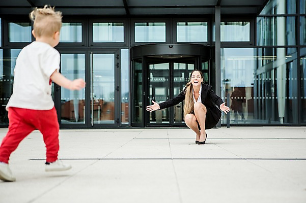 포토 JPG 주간 전신 서양인 외국인 응시 여자 남자 어린이 40대 회사 비즈니스 팔벌리기 미소 웃음 사람 빌딩 성인 야외 두명 앞모습 뒷모습 비즈니스라이프 달리기 육아 직장인 비즈니스우먼 애정표현 체코 워킹맘 반가움 국내포토 자연요소 직업 라이프스타일 시선 감정 유럽 뷰포인트 중년 모션 엄마 표정 인종 건물 표현 파일형식