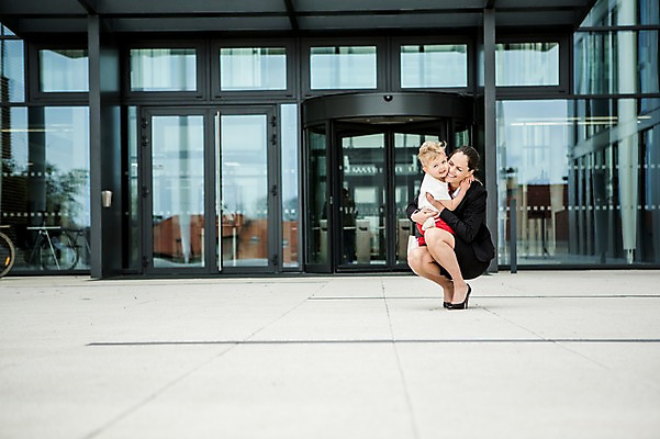 포토 JPG 주간 전신 서양인 외국인 여자 남자 어린이 40대 회사 비즈니스 안기 사랑 미소 사람 앉기 정장 빌딩 성인 야외 두명 옆모습 비즈니스라이프 육아 직장인 비즈니스우먼 체코 워킹맘 국내포토 자연요소 직업 라이프스타일 옷 감정 유럽 뷰포인트 중년 모션 엄마 표정 인종 건물 파일형식