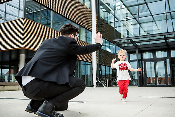 포토 JPG 주간 전신 서양인 외국인 남자 어린이 회사 비즈니스 직장 사람 빌딩 20대 성인 야외 두명 앞모습 뒷모습 비즈니스라이프 달리기 손들기 육아 직장인 비즈니스맨 체코 반가움 국내포토 자연요소 직업 라이프스타일 감정 유럽 뷰포인트 모션 인종 청년 건물 파일형식