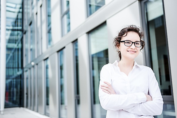 포토 JPG 주간 서양인 외국인 응시 여자 회사 비즈니스 한명 미소 사람 빌딩 상반신 20대 성인 야외 앞모습 비즈니스라이프 팔짱 직장인 비즈니스우먼 체코 성인여자한명만 안경낌 사회초년생 국내포토 자연요소 직업 1 라이프스타일 시선 유럽 안경 뷰포인트 모션 표정 인종 청년 건물 여자한명만 성인여자만 파일형식