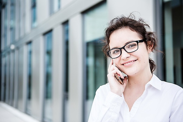 포토 JPG 주간 서양인 외국인 여자 비즈니스 한명 미소 사람 근접촬영 빌딩 상반신 20대 성인 야외 앞모습 비즈니스라이프 스마트폰 업무 직장인 비즈니스우먼 체코 통화 성인여자한명만 안경낌 사회초년생 국내포토 자연요소 직업 1 라이프스타일 유럽 안경 뷰포인트 모션 표정 인종 청년 건물 핸드폰 스마트기기 작업 여자한명만 성인여자만 파일형식