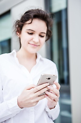 포토 JPG 주간 서양인 외국인 응시 여자 비즈니스 한명 미소 들기 사람 근접촬영 상반신 20대 성인 야외 앞모습 신체부위 비즈니스라이프 스마트폰 양손 직장인 비즈니스우먼 체코 성인여자한명만 사회초년생 국내포토 자연요소 직업 1 라이프스타일 손 시선 유럽 뷰포인트 모션 표정 인종 청년 핸드폰 스마트기기 여자한명만 성인여자만 파일형식