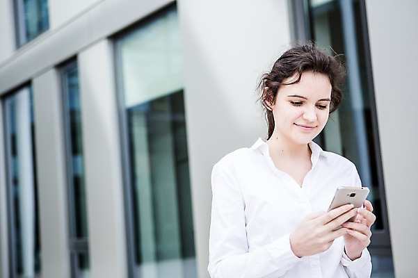포토 JPG 주간 서양인 외국인 응시 여자 비즈니스 한명 미소 사람 빌딩 상반신 20대 성인 야외 앞모습 비즈니스라이프 스마트폰 직장인 비즈니스우먼 체코 성인여자한명만 사회초년생 국내포토 자연요소 직업 1 라이프스타일 시선 유럽 뷰포인트 표정 인종 청년 건물 핸드폰 스마트기기 여자한명만 성인여자만 파일형식