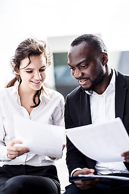 포토 JPG 주간 서양인 외국인 응시 여자 남자 흑인 비즈니스 회의 대화 미소 사람 앉기 상반신 20대 성인 야외 두명 앞모습 30대 비즈니스라이프 업무 비즈니스맨 비즈니스우먼 동료 문서 체코 성인만 국내포토 자연요소 라이프스타일 시선 유럽 뷰포인트 관계 모션 표정 말하기 인종 청년 장년 작업 직장인 파일형식