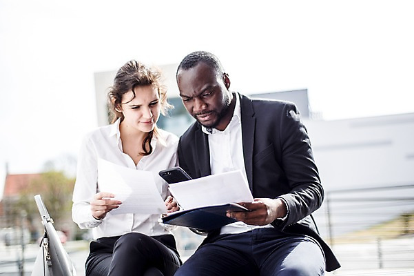 포토 JPG 주간 서양인 외국인 응시 여자 남자 흑인 비즈니스 회의 대화 사람 앉기 상반신 20대 성인 야외 두명 앞모습 30대 비즈니스라이프 스마트폰 업무 비즈니스맨 비즈니스우먼 동료 문서 체코 성인만 국내포토 자연요소 라이프스타일 시선 유럽 뷰포인트 관계 모션 말하기 인종 청년 장년 핸드폰 스마트기기 작업 직장인 파일형식