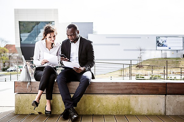 포토 JPG 주간 전신 서양인 외국인 응시 여자 남자 흑인 가방 비즈니스 회의 대화 사람 앉기 20대 성인 야외 두명 앞모습 30대 비즈니스라이프 스마트폰 업무 비즈니스맨 비즈니스우먼 동료 문서 체코 국내포토 자연요소 라이프스타일 시선 잡화 유럽 뷰포인트 관계 모션 말하기 인종 청년 장년 핸드폰 스마트기기 작업 직장인 파일형식