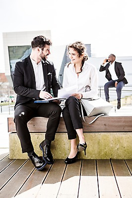 포토 JPG 주간 전신 서양인 외국인 여자 남자 흑인 가방 비즈니스 난간 회의 대화 미소 사람 앉기 20대 성인 야외 앞모습 세명 30대 비즈니스라이프 마주보기 업무 비즈니스맨 비즈니스우먼 동료 문서 체코 통화 국내포토 자연요소 라이프스타일 잡화 유럽 뷰포인트 관계 모션 표정 말하기 인종 청년 장년 작업 직장인 파일형식