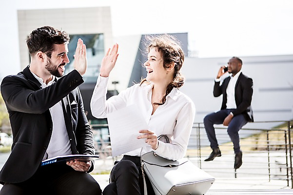 포토 JPG 주간 전신 서양인 외국인 여자 남자 흑인 가방 비즈니스 난간 회의 대화 미소 사람 앉기 상반신 20대 성인 야외 앞모습 옆모습 세명 30대 비즈니스라이프 기쁨 직장인 비즈니스맨 비즈니스우먼 동료 문서 하이파이브 체코 통화 국내포토 자연요소 직업 라이프스타일 잡화 감정 유럽 뷰포인트 관계 모션 표정 말하기 인종 손짓 청년 장년 파일형식