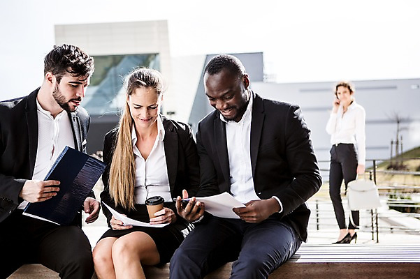 포토 JPG 주간 전신 서양인 외국인 응시 여자 남자 커피 40대 흑인 가방 비즈니스 회의 대화 서기 사람 앉기 정장 빌딩 여러명 상반신 20대 성인 야외 앞모습 옆모습 30대 비즈니스라이프 스마트폰 업무 직장인 비즈니스맨 비즈니스우먼 동료 문서 체코 통화 국내포토 자연요소 직업 라이프스타일 시선 잡화 옷 유럽 음료 뷰포인트 중년 다수 관계 모션 말하기 인종 청년 건물 장년 핸드폰 스마트기기 작업 파일형식