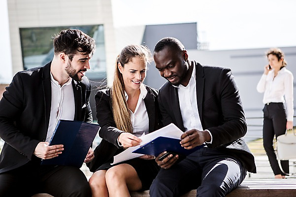 포토 JPG 주간 전신 서양인 외국인 응시 여자 남자 40대 흑인 가방 비즈니스 회의 대화 서기 미소 사람 앉기 정장 여러명 상반신 20대 성인 야외 앞모습 옆모습 30대 비즈니스라이프 스마트폰 업무 직장인 비즈니스맨 비즈니스우먼 동료 문서 체코 통화 국내포토 자연요소 직업 라이프스타일 시선 잡화 옷 유럽 뷰포인트 중년 다수 관계 모션 표정 말하기 인종 청년 장년 핸드폰 스마트기기 작업 파일형식