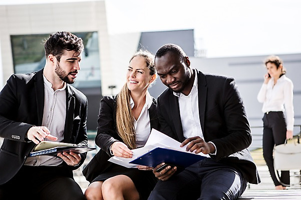 포토 JPG 주간 전신 서양인 외국인 응시 여자 남자 40대 흑인 가방 비즈니스 회의 대화 서기 미소 들기 사람 앉기 정장 여러명 상반신 20대 성인 야외 앞모습 옆모습 30대 비즈니스라이프 업무 직장인 비즈니스맨 비즈니스우먼 동료 문서 체코 통화 국내포토 자연요소 직업 라이프스타일 시선 잡화 옷 유럽 뷰포인트 중년 다수 관계 모션 표정 말하기 인종 청년 장년 작업 파일형식