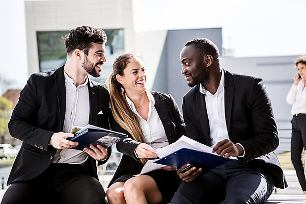 포토 JPG 주간 전신 서양인 외국인 응시 여자 남자 40대 흑인 비즈니스 회의 대화 서기 미소 사람 앉기 정장 여러명 상반신 20대 성인 야외 앞모습 옆모습 30대 비즈니스라이프 스마트폰 마주보기 업무 직장인 비즈니스맨 비즈니스우먼 동료 문서 체코 통화 국내포토 자연요소 직업 라이프스타일 시선 옷 유럽 뷰포인트 중년 다수 관계 모션 표정 말하기 인종 청년 장년 핸드폰 스마트기기 작업 파일형식
