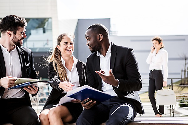 포토 JPG 주간 전신 서양인 외국인 여자 남자 40대 흑인 비즈니스 회의 대화 서기 웃음 사람 앉기 정장 여러명 상반신 20대 성인 야외 옆모습 30대 비즈니스라이프 스마트폰 마주보기 업무 직장인 비즈니스맨 비즈니스우먼 동료 문서 체코 통화 국내포토 자연요소 직업 라이프스타일 옷 유럽 뷰포인트 중년 다수 관계 모션 표정 말하기 인종 청년 장년 핸드폰 스마트기기 작업 파일형식