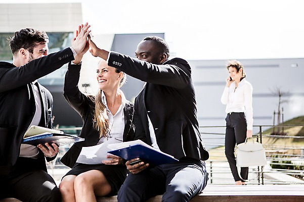 포토 JPG 주간 전신 서양인 외국인 여자 남자 40대 흑인 비즈니스 회의 협력 대화 서기 미소 사람 앉기 정장 빌딩 여러명 상반신 20대 성인 야외 옆모습 30대 비즈니스라이프 스마트폰 업무 직장인 비즈니스맨 비즈니스우먼 동료 파일 하이파이브 체코 통화 국내포토 자연요소 직업 라이프스타일 옷 유럽 뷰포인트 중년 다수 관계 모션 표정 말하기 인종 손짓 청년 건물 장년 핸드폰 스마트기기 작업 파일형식