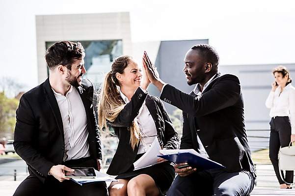 포토 JPG 주간 전신 서양인 외국인 여자 남자 40대 흑인 가방 비즈니스 회의 대화 서기 미소 웃음 사람 앉기 정장 빌딩 여러명 상반신 20대 성인 야외 앞모습 옆모습 30대 비즈니스라이프 스마트폰 마주보기 업무 직장인 비즈니스맨 비즈니스우먼 동료 문서 하이파이브 체코 통화 국내포토 자연요소 직업 라이프스타일 잡화 옷 유럽 뷰포인트 중년 다수 관계 모션 표정 말하기 인종 손짓 청년 건물 장년 핸드폰 스마트기기 작업 파일형식