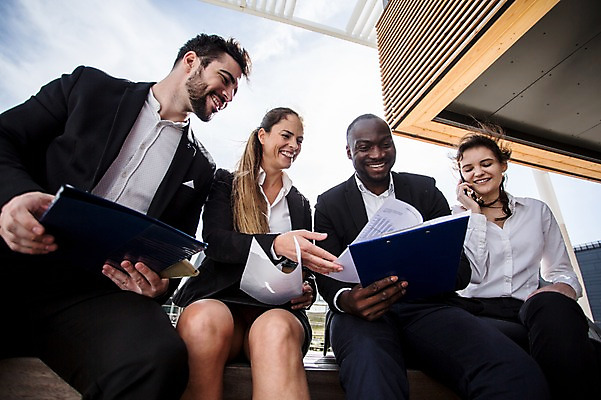 포토 JPG 주간 서양인 외국인 여자 남자 40대 흑인 비즈니스 회의 대화 미소 웃음 사람 앉기 정장 빌딩 여러명 상반신 20대 성인 야외 앞모습 옆모습 30대 비즈니스라이프 스마트폰 직장인 비즈니스맨 비즈니스우먼 동료 문서 체코 통화 국내포토 자연요소 직업 라이프스타일 옷 유럽 뷰포인트 중년 다수 관계 모션 표정 말하기 인종 청년 건물 장년 핸드폰 스마트기기 파일형식