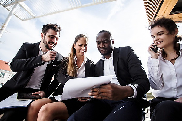 포토 JPG 주간 서양인 외국인 응시 여자 남자 40대 흑인 비즈니스 회의 대화 미소 사람 앉기 정장 빌딩 여러명 상반신 20대 성인 야외 앞모습 옆모습 30대 비즈니스라이프 스마트폰 업무 직장인 비즈니스맨 비즈니스우먼 동료 즐거움 문서 체코 통화 국내포토 자연요소 직업 라이프스타일 시선 옷 감정 유럽 뷰포인트 중년 다수 관계 모션 표정 말하기 인종 청년 건물 장년 핸드폰 스마트기기 작업 파일형식