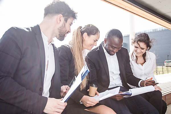 포토 JPG 주간 서양인 외국인 응시 여자 남자 40대 흑인 벤치 비즈니스 회의 대화 미소 사람 앉기 정장 여러명 상반신 20대 성인 야외 옆모습 30대 비즈니스라이프 업무 직장인 비즈니스맨 비즈니스우먼 커피잔 동료 문서 체코 국내포토 자연요소 직업 라이프스타일 시선 옷 유럽 커피 뷰포인트 중년 다수 의자 관계 모션 잔 표정 말하기 인종 청년 장년 작업 파일형식