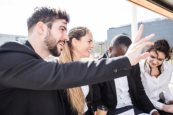 포토 JPG 주간 서양인 외국인 응시 여자 남자 40대 흑인 벤치 비즈니스 회의 대화 미소 사람 앉기 정장 여러명 상반신 20대 성인 야외 옆모습 30대 비즈니스라이프 손들기 업무 직장인 비즈니스맨 비즈니스우먼 동료 파일 체코 국내포토 자연요소 직업 라이프스타일 시선 옷 유럽 뷰포인트 중년 다수 의자 관계 모션 표정 말하기 인종 청년 장년 작업 파일형식