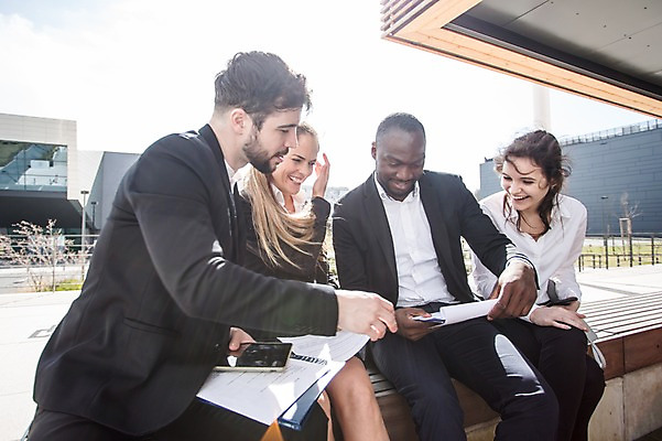 포토 JPG 주간 서양인 외국인 응시 여자 남자 40대 흑인 벤치 비즈니스 회의 대화 미소 사람 앉기 정장 여러명 상반신 20대 성인 야외 옆모습 30대 비즈니스라이프 태블릿 업무 직장인 비즈니스맨 비즈니스우먼 동료 문서 체코 국내포토 자연요소 직업 라이프스타일 시선 옷 유럽 뷰포인트 중년 다수 의자 관계 모션 표정 말하기 인종 청년 장년 전자제품 스마트기기 작업 파일형식