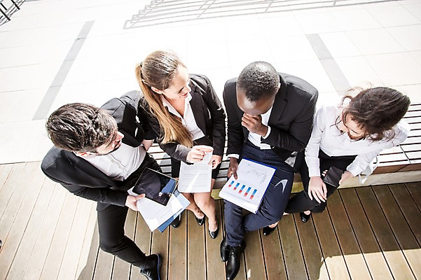 포토 JPG 주간 전신 서양인 외국인 응시 여자 남자 40대 흑인 벤치 비즈니스 회의 대화 미소 사람 앉기 정장 여러명 20대 성인 야외 앞모습 30대 비즈니스라이프 하이앵글 태블릿 마주보기 업무 직장인 비즈니스맨 비즈니스우먼 동료 문서 체코 국내포토 자연요소 직업 라이프스타일 시선 옷 유럽 뷰포인트 중년 다수 의자 관계 모션 표정 말하기 인종 청년 장년 전자제품 스마트기기 작업 파일형식