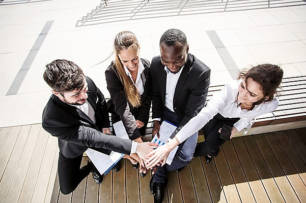 포토 JPG 주간 전신 서양인 외국인 여자 남자 40대 흑인 비즈니스 협력 사람 앉기 정장 여러명 20대 성인 야외 앞모습 30대 비즈니스라이프 하이앵글 파이팅 업무 직장인 비즈니스맨 비즈니스우먼 동료 파일 체코 손모으기 국내포토 자연요소 직업 라이프스타일 옷 유럽 뷰포인트 중년 다수 관계 모션 인종 손짓 청년 장년 작업 파일형식