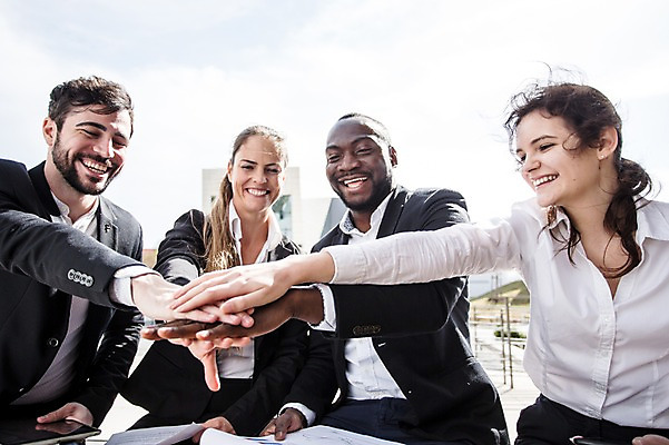 포토 JPG 주간 서양인 외국인 응시 여자 남자 40대 흑인 비즈니스 회의 협력 대화 미소 웃음 사람 앉기 정장 여러명 상반신 20대 성인 야외 앞모습 옆모습 30대 비즈니스라이프 파이팅 업무 직장인 비즈니스맨 비즈니스우먼 동료 파일 체코 손모으기 국내포토 자연요소 직업 라이프스타일 시선 옷 유럽 뷰포인트 중년 다수 관계 모션 표정 말하기 인종 손짓 청년 장년 작업 파일형식