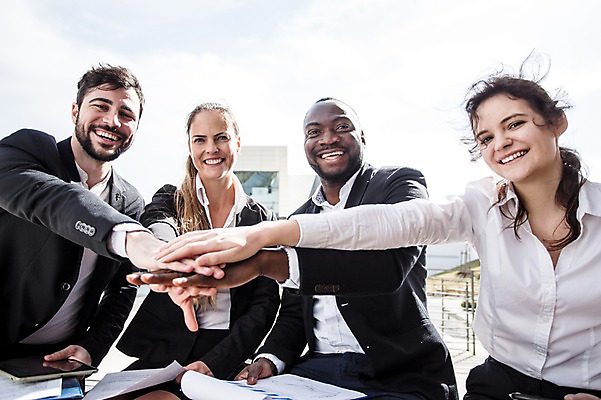 포토 JPG 주간 서양인 외국인 응시 여자 남자 40대 흑인 비즈니스 회의 협력 대화 미소 웃음 사람 앉기 정장 여러명 상반신 20대 성인 야외 앞모습 옆모습 30대 비즈니스라이프 파이팅 업무 직장인 비즈니스맨 비즈니스우먼 동료 체코 손모으기 국내포토 자연요소 직업 라이프스타일 시선 옷 유럽 뷰포인트 중년 다수 관계 모션 표정 말하기 인종 손짓 청년 장년 작업 파일형식