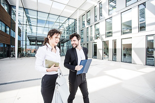 포토 JPG 주간 서양인 외국인 여자 남자 가방 회사 비즈니스 대화 미소 들기 사람 빌딩 상반신 20대 성인 야외 두명 옆모습 비즈니스라이프 걷기 비즈니스맨 비즈니스우먼 동료 문서 체코 성인만 국내포토 자연요소 라이프스타일 잡화 유럽 뷰포인트 관계 모션 표정 말하기 인종 청년 건물 직장인 파일형식