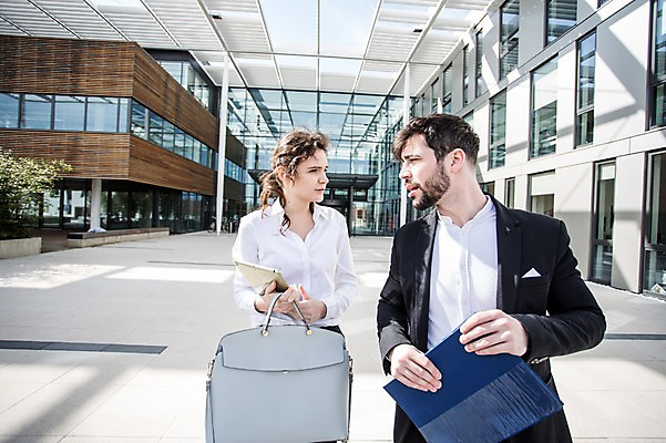 포토 JPG 주간 서양인 외국인 응시 여자 남자 가방 회사 비즈니스 회의 대화 들기 사람 빌딩 상반신 20대 성인 야외 두명 앞모습 비즈니스라이프 마주보기 업무 비즈니스맨 비즈니스우먼 동료 문서 체코 국내포토 자연요소 라이프스타일 시선 잡화 유럽 뷰포인트 관계 모션 말하기 인종 청년 건물 작업 직장인 파일형식