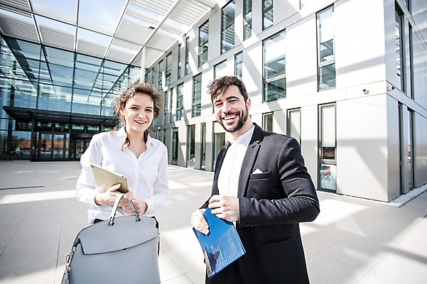 포토 JPG 주간 서양인 외국인 응시 여자 남자 가방 회사 비즈니스 미소 사람 정장 빌딩 상반신 20대 성인 야외 두명 건물 앞모습 옆모습 비즈니스라이프 업무 직장인 비즈니스맨 비즈니스우먼 동료 문서 체코 성인만 국내포토 자연요소 직업 라이프스타일 건축물 시선 잡화 옷 유럽 뷰포인트 관계 표정 인종 청년 작업 파일형식