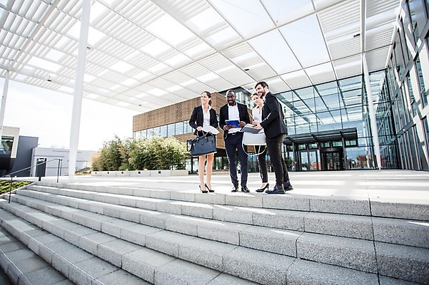 포토 JPG 주간 전신 서양인 외국인 응시 여자 남자 40대 흑인 가방 회사 비즈니스 회의 대화 서기 사람 정장 빌딩 여러명 20대 성인 야외 앞모습 옆모습 30대 비즈니스라이프 직장인 비즈니스맨 비즈니스우먼 동료 문서 체코 국내포토 자연요소 직업 라이프스타일 시선 잡화 옷 유럽 뷰포인트 중년 다수 관계 모션 말하기 인종 청년 건물 장년 파일형식