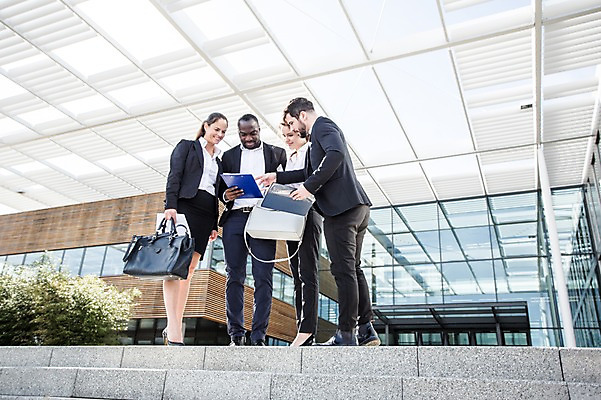 포토 JPG 주간 전신 서양인 외국인 응시 여자 남자 40대 흑인 가방 회사 비즈니스 회의 대화 서기 미소 사람 정장 빌딩 여러명 20대 성인 야외 앞모습 옆모습 30대 비즈니스라이프 가리킴 업무 직장인 비즈니스맨 비즈니스우먼 동료 문서 체코 국내포토 자연요소 직업 라이프스타일 시선 잡화 옷 유럽 뷰포인트 중년 다수 관계 모션 표정 말하기 인종 손짓 청년 건물 장년 작업 파일형식