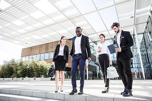 포토 JPG 주간 전신 서양인 외국인 응시 여자 남자 40대 흑인 가방 회사 비즈니스 대화 들기 사람 정장 빌딩 여러명 20대 성인 야외 앞모습 옆모습 30대 비즈니스라이프 계단 직장인 비즈니스맨 비즈니스우먼 동료 문서 체코 국내포토 자연요소 직업 라이프스타일 시선 잡화 옷 유럽 뷰포인트 중년 다수 관계 모션 말하기 인종 청년 건물 장년 파일형식