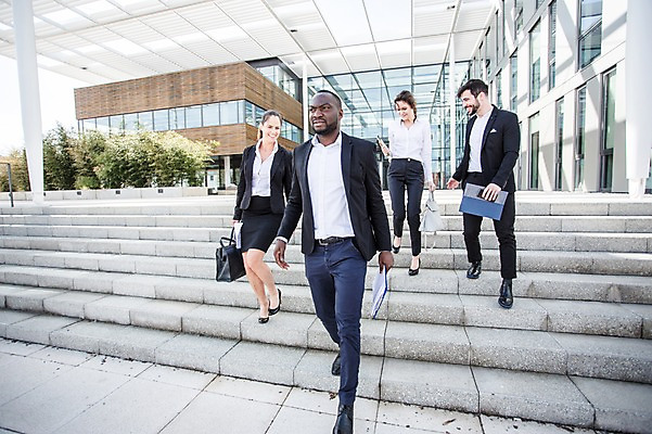 포토 JPG 주간 전신 서양인 외국인 응시 여자 남자 40대 흑인 가방 회사 비즈니스 대화 미소 사람 정장 빌딩 여러명 20대 성인 야외 앞모습 30대 비즈니스라이프 걷기 계단 직장인 비즈니스맨 비즈니스우먼 동료 문서 체코 국내포토 자연요소 직업 라이프스타일 시선 잡화 옷 유럽 뷰포인트 중년 다수 관계 모션 표정 말하기 인종 청년 건물 장년 파일형식