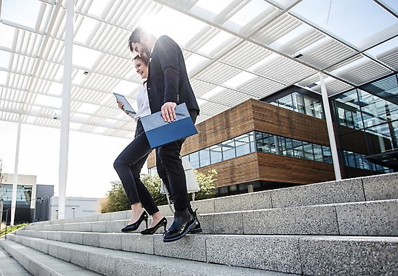 포토 JPG 주간 전신 서양인 외국인 여자 남자 회사 비즈니스 대화 미소 사람 빌딩 20대 성인 야외 두명 옆모습 비즈니스라이프 걷기 계단 비즈니스맨 비즈니스우먼 동료 문서 체코 성인만 국내포토 자연요소 라이프스타일 유럽 뷰포인트 관계 모션 표정 말하기 인종 청년 건물 직장인 파일형식