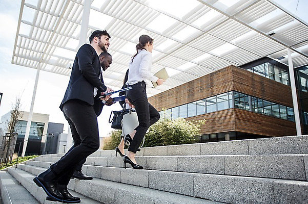 포토 JPG 주간 전신 서양인 외국인 여자 남자 40대 흑인 가방 회사 비즈니스 대화 사람 정장 빌딩 여러명 20대 성인 야외 옆모습 30대 비즈니스라이프 스마트기기 걷기 계단 직장인 비즈니스맨 비즈니스우먼 동료 문서 오르기 체코 국내포토 자연요소 직업 라이프스타일 잡화 옷 유럽 뷰포인트 중년 다수 관계 모션 말하기 인종 청년 건물 장년 전자제품 파일형식