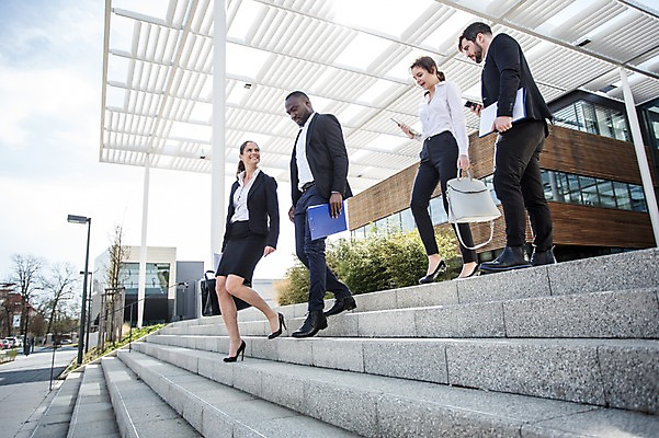포토 JPG 주간 전신 서양인 외국인 응시 여자 남자 40대 흑인 가방 회사 비즈니스 대화 미소 사람 빌딩 여러명 20대 성인 야외 옆모습 30대 친구 비즈니스라이프 스마트폰 걷기 계단 비즈니스맨 비즈니스우먼 동료 문서 체코 국내포토 자연요소 라이프스타일 시선 잡화 유럽 뷰포인트 중년 다수 관계 모션 표정 말하기 인종 청년 건물 장년 핸드폰 스마트기기 직장인 파일형식