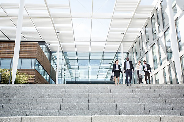 포토 JPG 주간 전신 서양인 외국인 여자 남자 40대 흑인 가방 회사 비즈니스 대화 사람 정장 빌딩 여러명 20대 성인 야외 앞모습 30대 친구 비즈니스라이프 걷기 계단 직장인 비즈니스맨 비즈니스우먼 동료 체코 국내포토 자연요소 직업 라이프스타일 잡화 옷 유럽 뷰포인트 중년 다수 관계 모션 말하기 인종 청년 건물 장년 파일형식