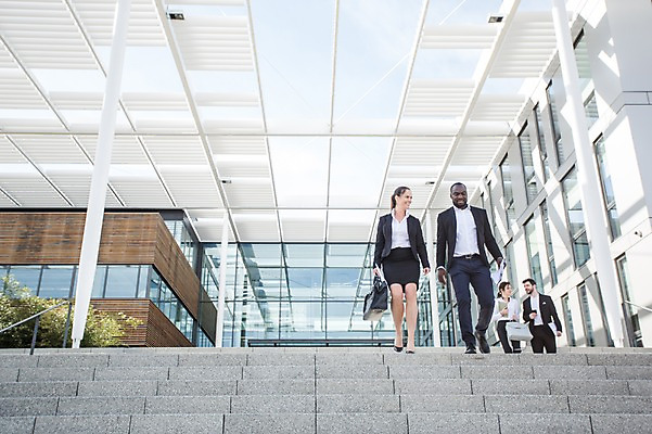 포토 JPG 주간 전신 서양인 외국인 여자 남자 40대 흑인 회사 비즈니스 대화 미소 사람 빌딩 여러명 상반신 20대 성인 야외 앞모습 30대 친구 비즈니스라이프 걷기 계단 비즈니스맨 비즈니스우먼 동료 체코 국내포토 자연요소 라이프스타일 유럽 뷰포인트 중년 다수 관계 모션 표정 말하기 인종 청년 건물 장년 직장인 파일형식