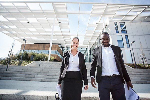 포토 JPG 주간 서양인 외국인 응시 여자 남자 40대 흑인 회사 비즈니스 대화 미소 사람 정장 빌딩 상반신 성인 야외 두명 앞모습 30대 친구 비즈니스라이프 걷기 계단 업무 직장인 비즈니스맨 비즈니스우먼 동료 파일 체코 성인만 국내포토 자연요소 직업 라이프스타일 시선 옷 유럽 뷰포인트 중년 관계 모션 표정 말하기 인종 건물 장년 작업 파일형식