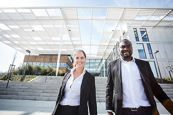 포토 JPG 주간 서양인 외국인 응시 여자 남자 40대 흑인 회사 비즈니스 미소 사람 정장 상반신 성인 야외 두명 건물 앞모습 30대 친구 비즈니스라이프 걷기 계단 직장인 비즈니스맨 비즈니스우먼 동료 체코 성인만 국내포토 자연요소 직업 라이프스타일 건축물 시선 옷 유럽 뷰포인트 중년 관계 모션 표정 인종 장년 파일형식